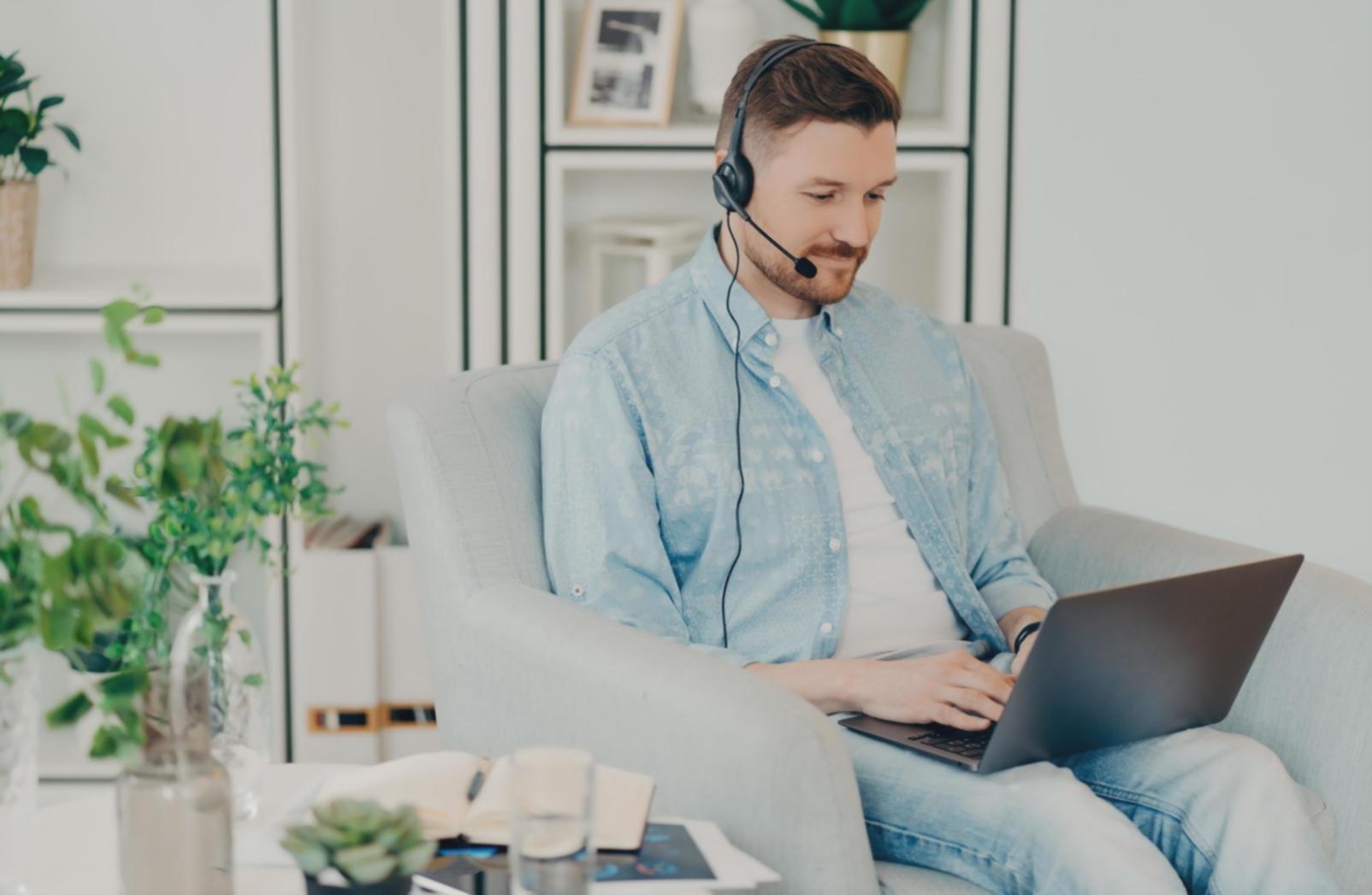 Team bei der gemeinsamen Analyse von Finanzdaten